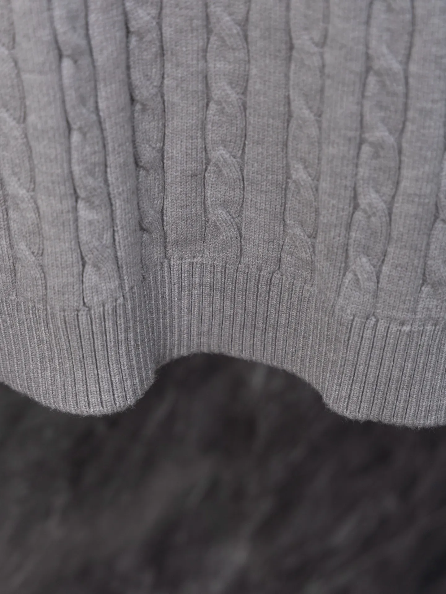 P230 Model No. J0132 Ralph Lauren classic pony embroidered stand-collar knitted sweater. Made of 400 cotton gauze fabric with clear lines. Original order customization 1:1 smooth and delicate lines. Better hand feel. Not easy to deform, not easy to shrink, not easy to fade. Maintains long-lasting beauty. Color Gray Black Size S-XL